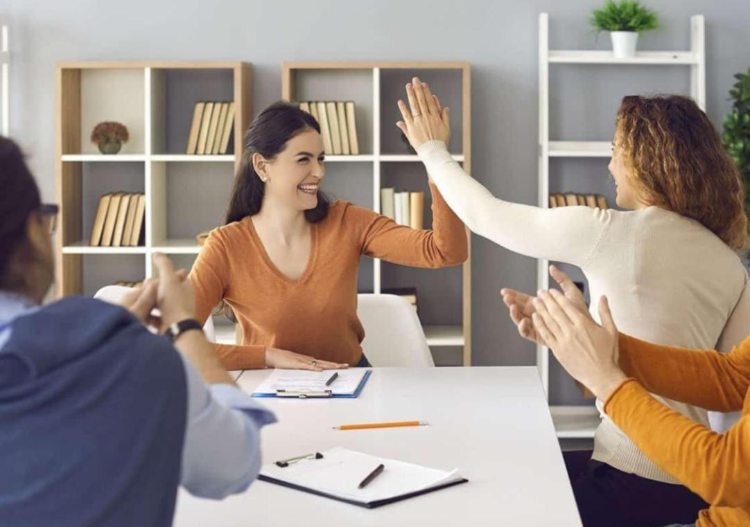 Estudiantes participando en sesión educativa de finanzas personales