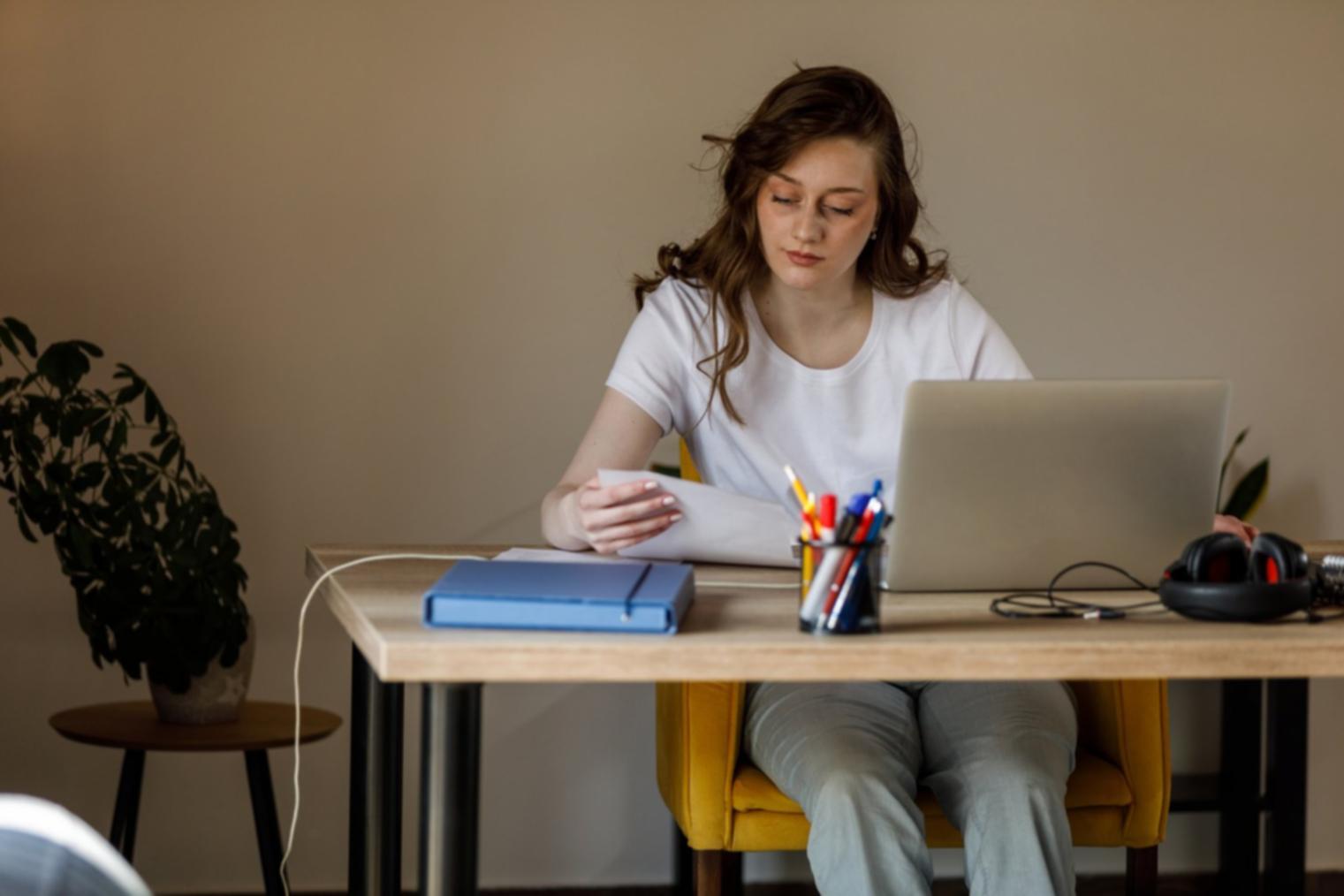Familias jóvenes organizando presupuesto